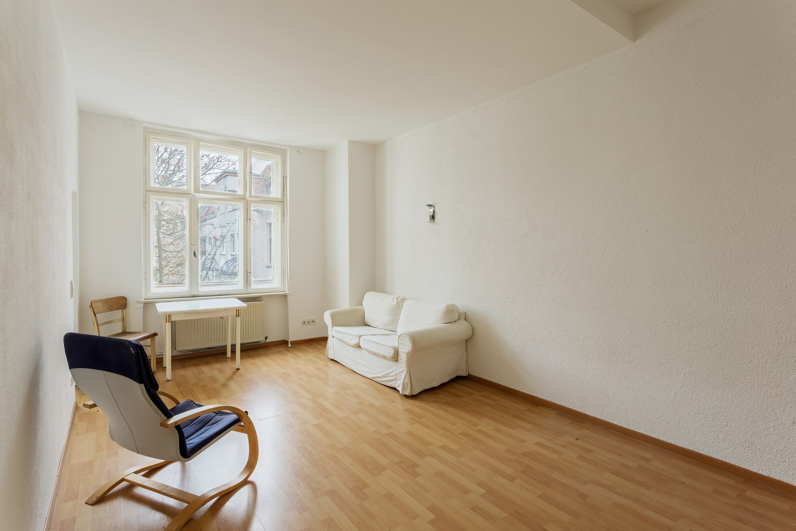 免费入住--位于 Weserstraße 和 Sonnenallee 之间一栋老建筑内的绝佳单身公寓。