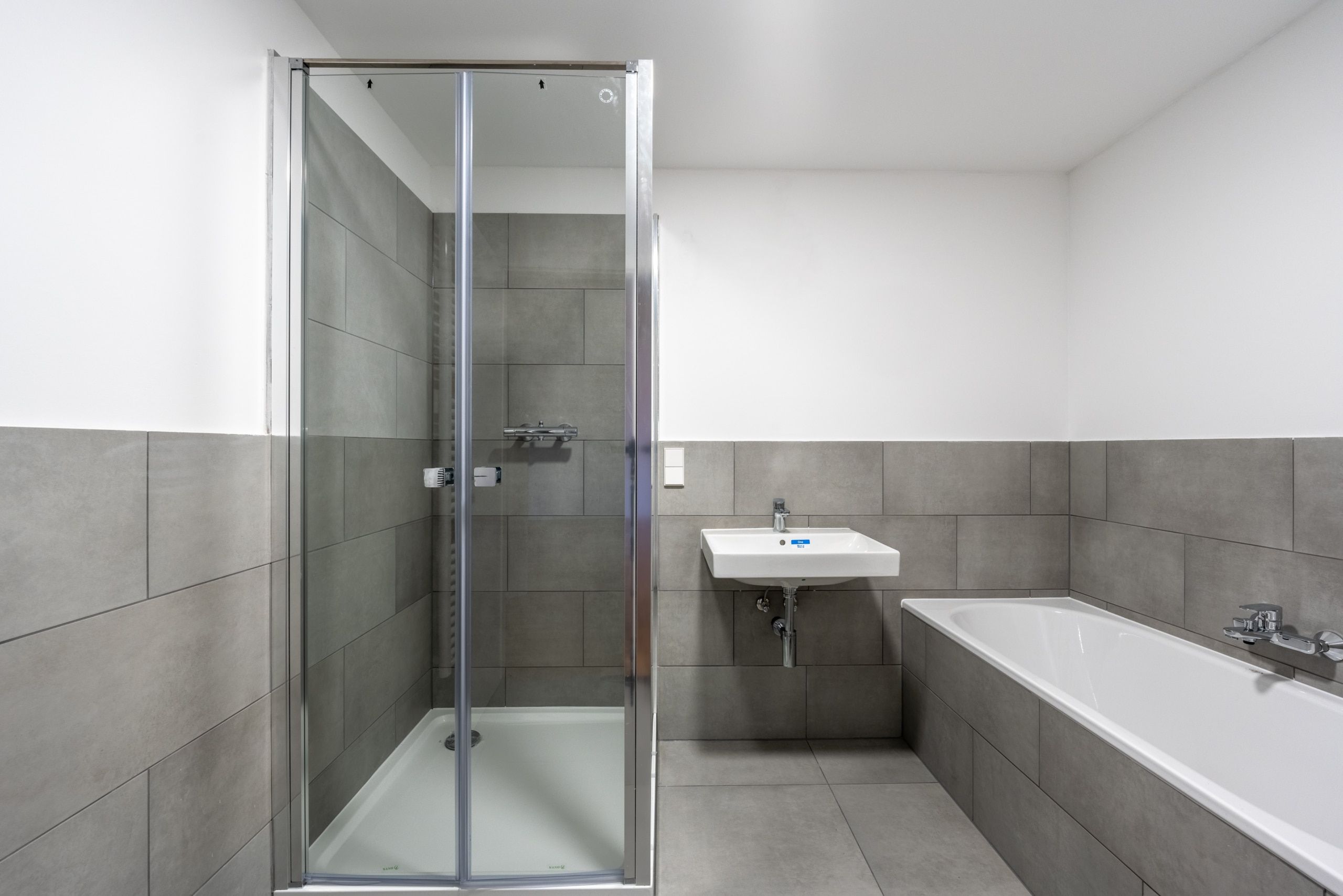 Badezimmer mit Regendusche und Badewanne