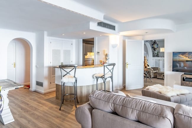 Offenes Apartment mit Bartresen - Wohnung in Cala Fornells zu verkaufen: Großes Apartment mit 180º Meerblick und 60 m2 Terrasse.