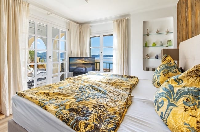 Helles Meerblickapartment mit Balkon - Wohnung in Cala Fornells zu verkaufen: Großes Apartment mit 180º Meerblick und 60 m2 Terrasse.