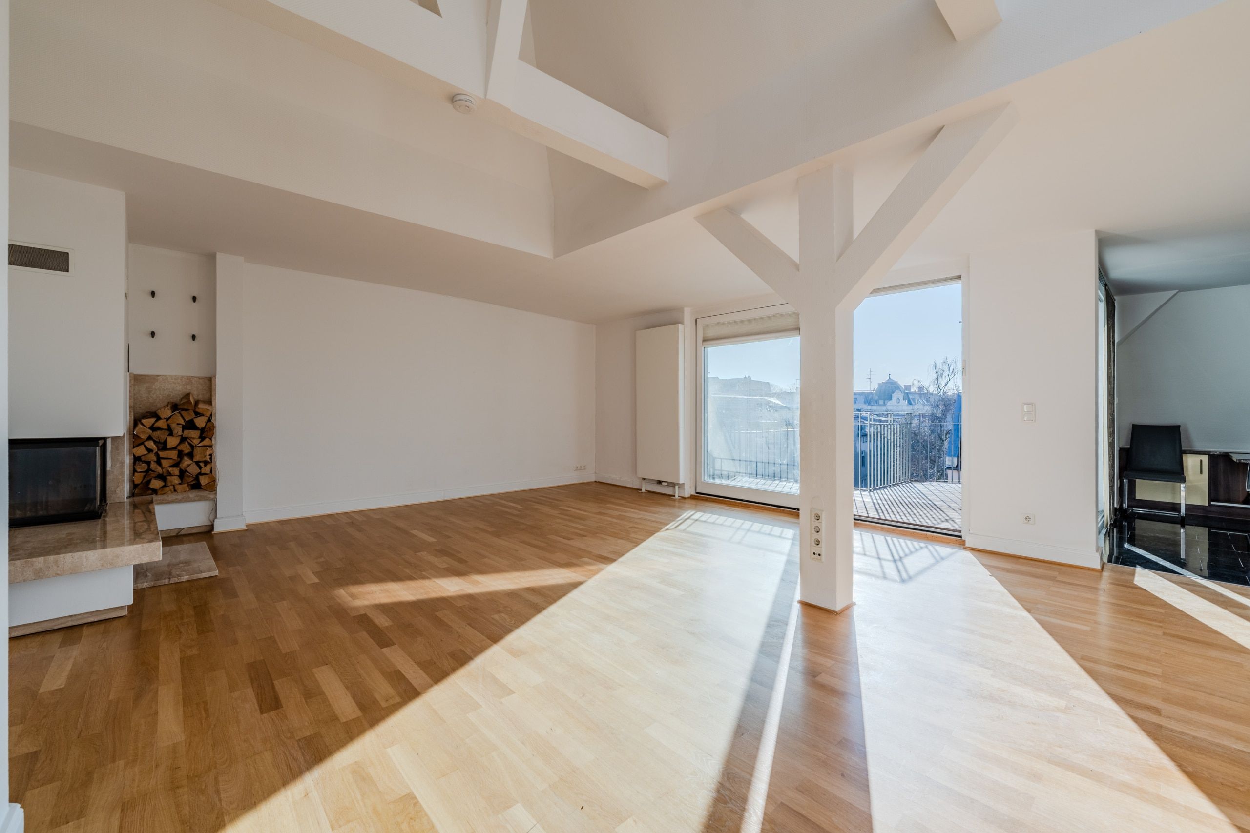 Appartamento mansardato con soppalco a vista, pavimento in parquet, camino a legna e accesso al balcone