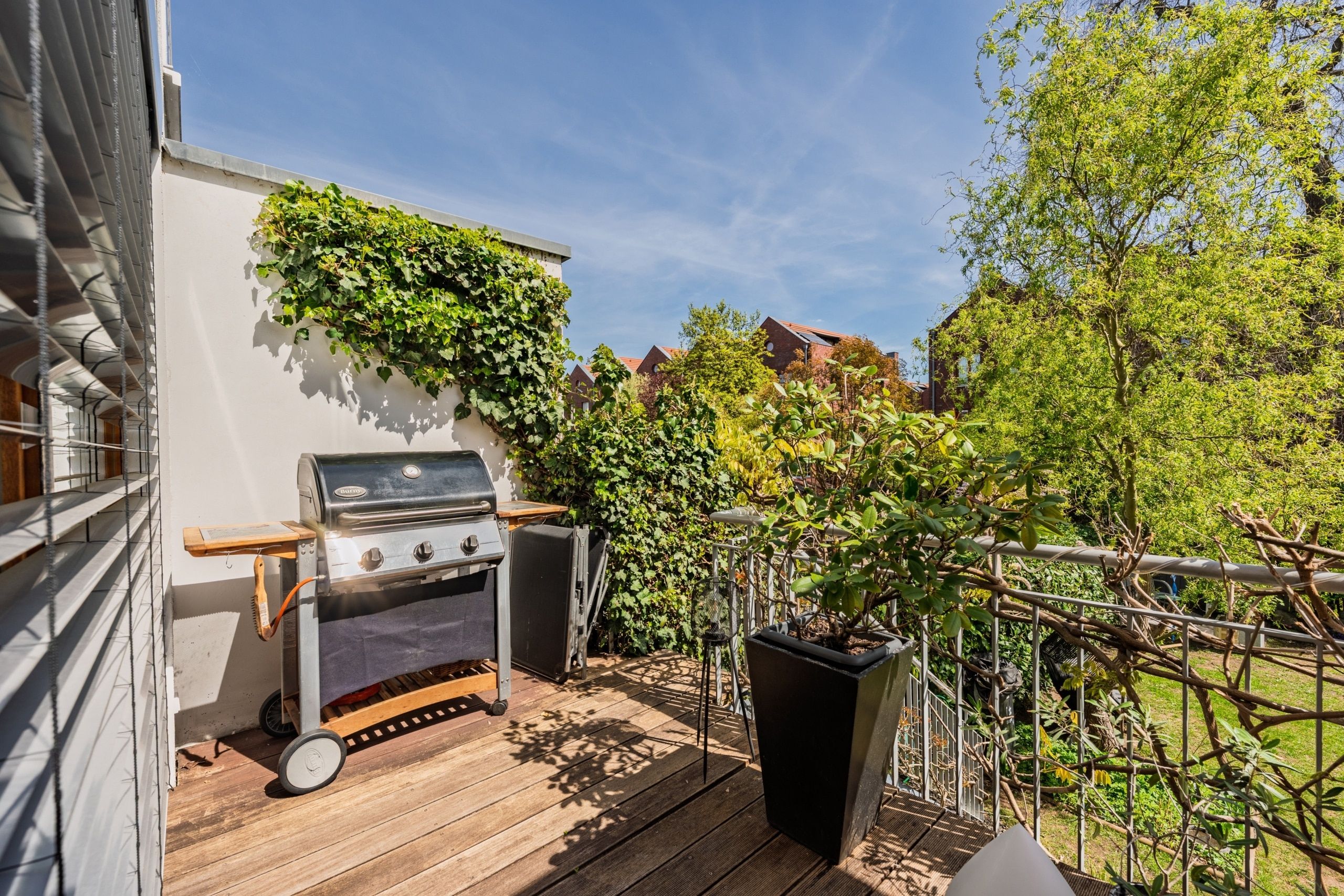 Balkonterrasse mit Platz für Grill und entspannte Stunden