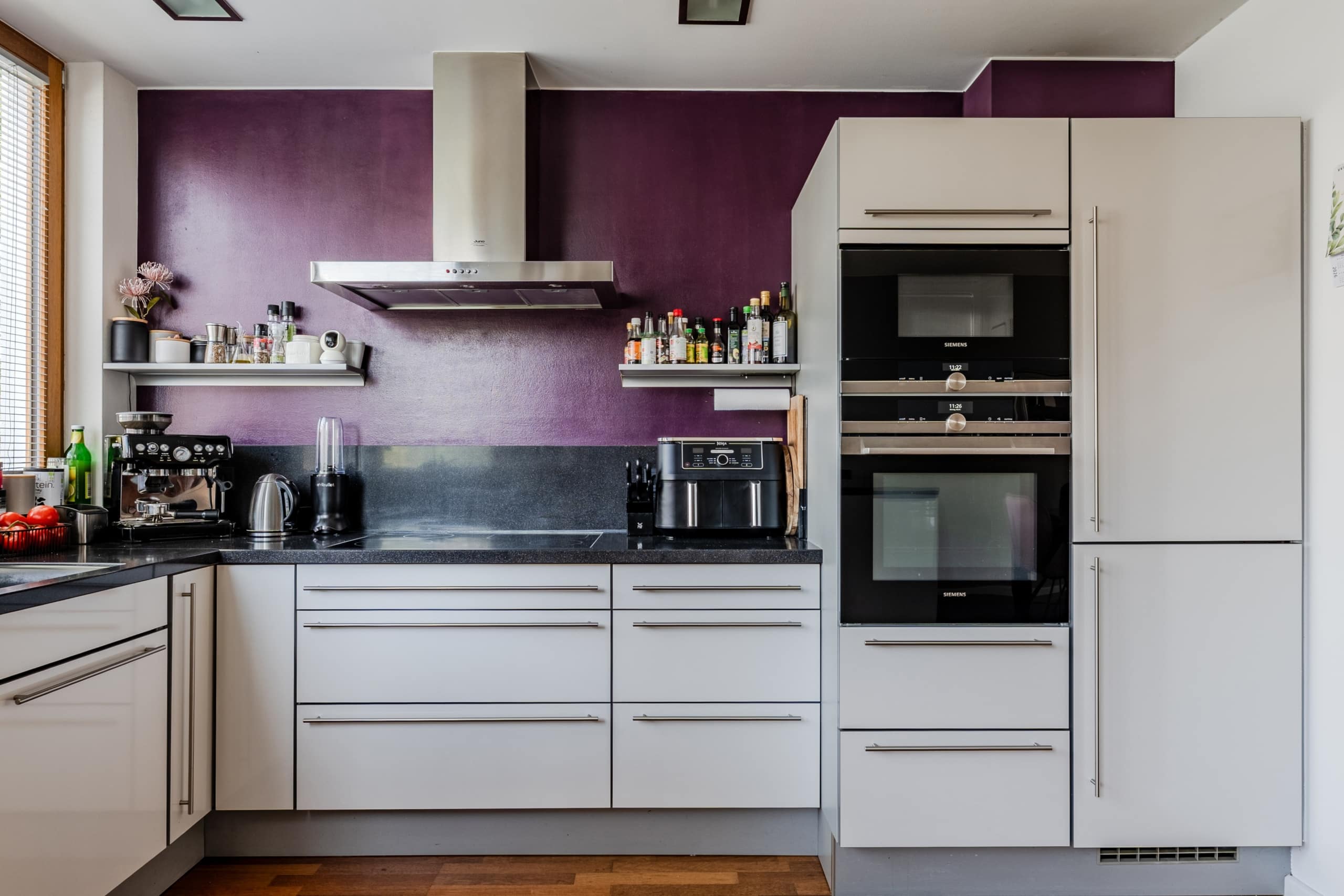 Moderne Einbauküche mit klarer Linienführung und hochwertigen Geräten