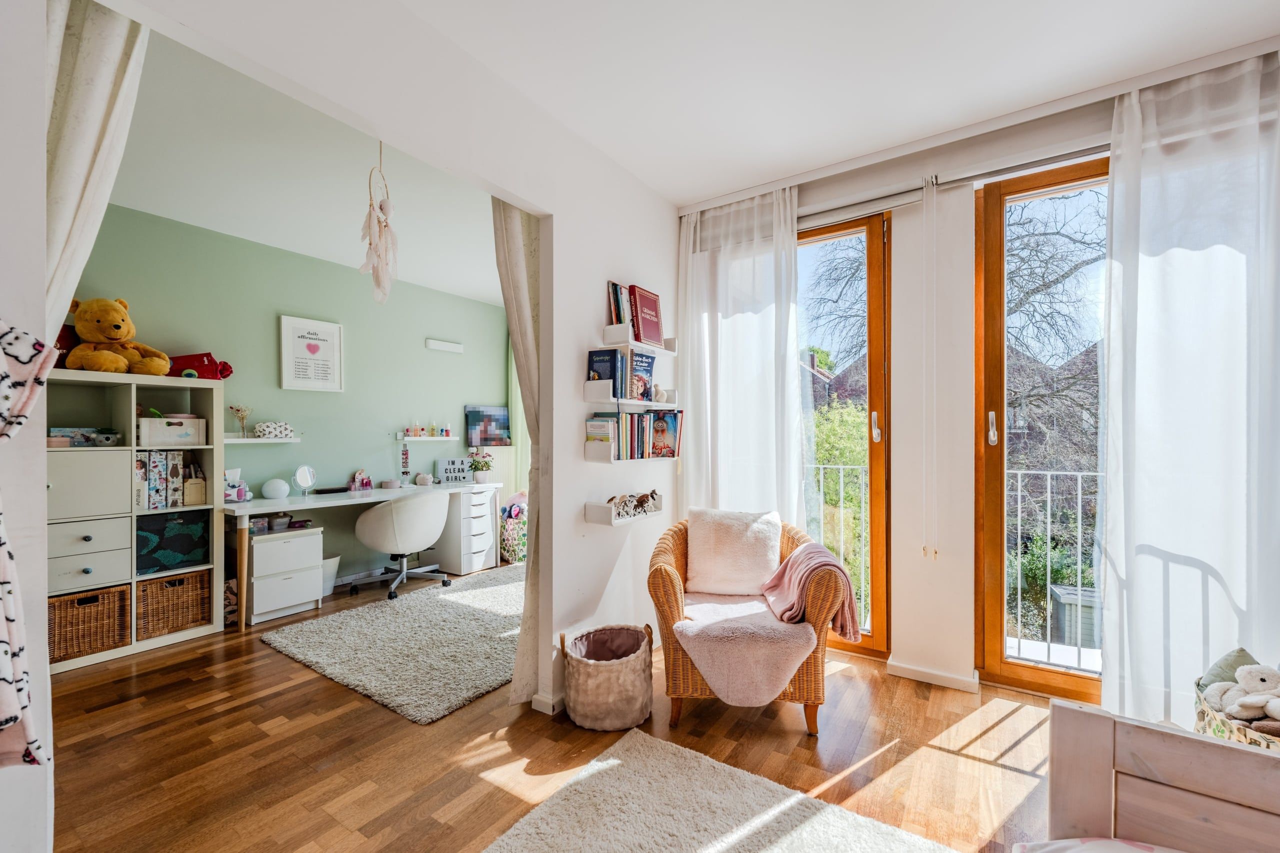 Großzügiger Raum mit zwei Fensterfronten für maximale Helligkeit