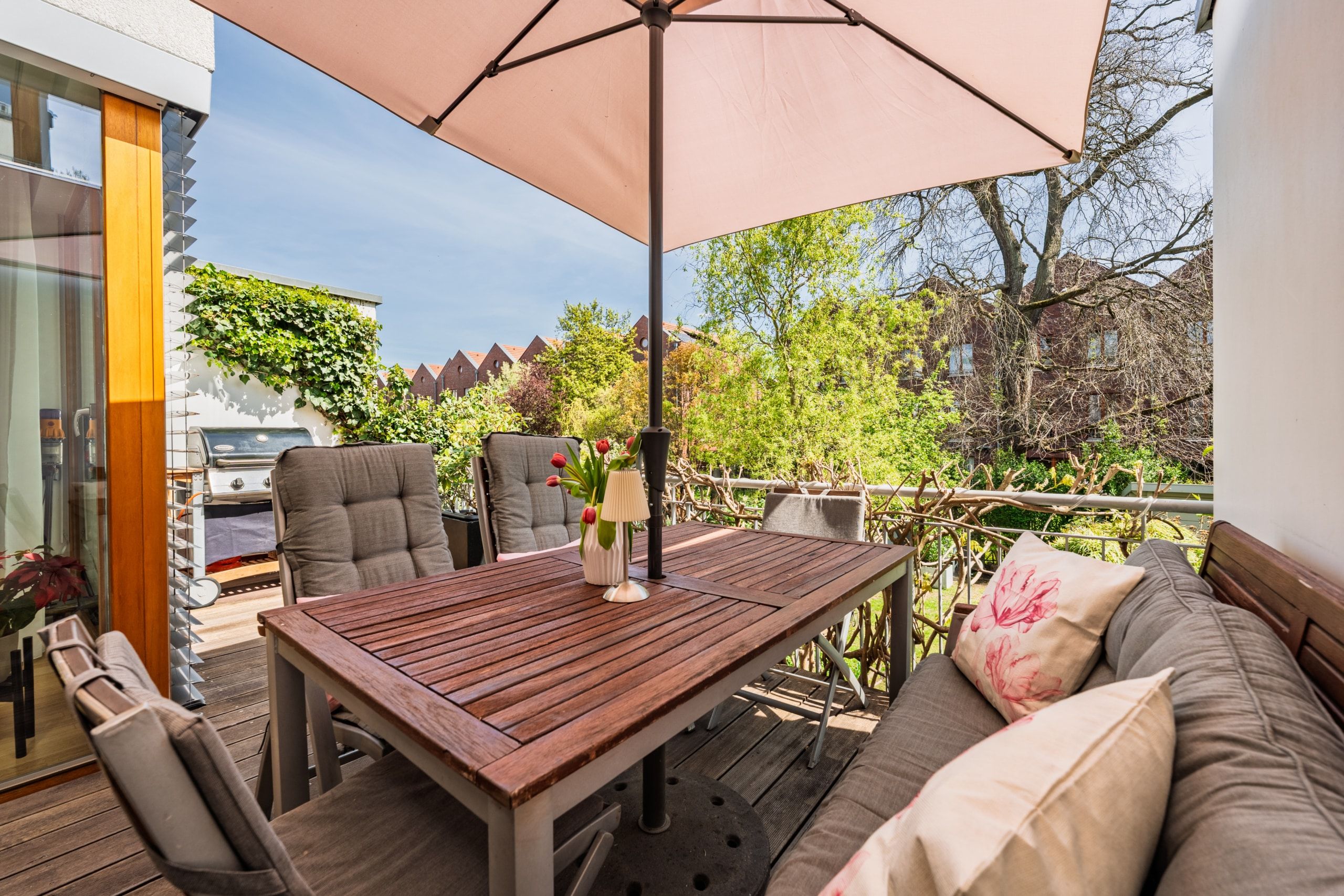 Terrasse mit angenehmer Privatsphäre und direktem Zugang vom Wohnbereich