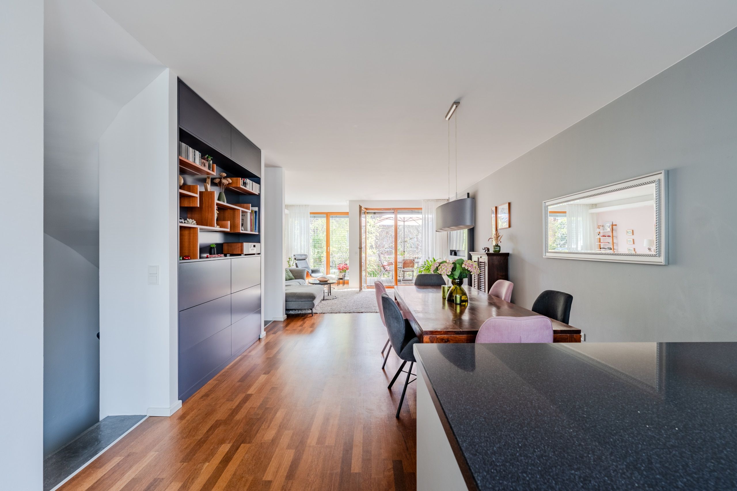 Offene Küche mit viel Arbeitsfläche und Blick in den Wohnbereich