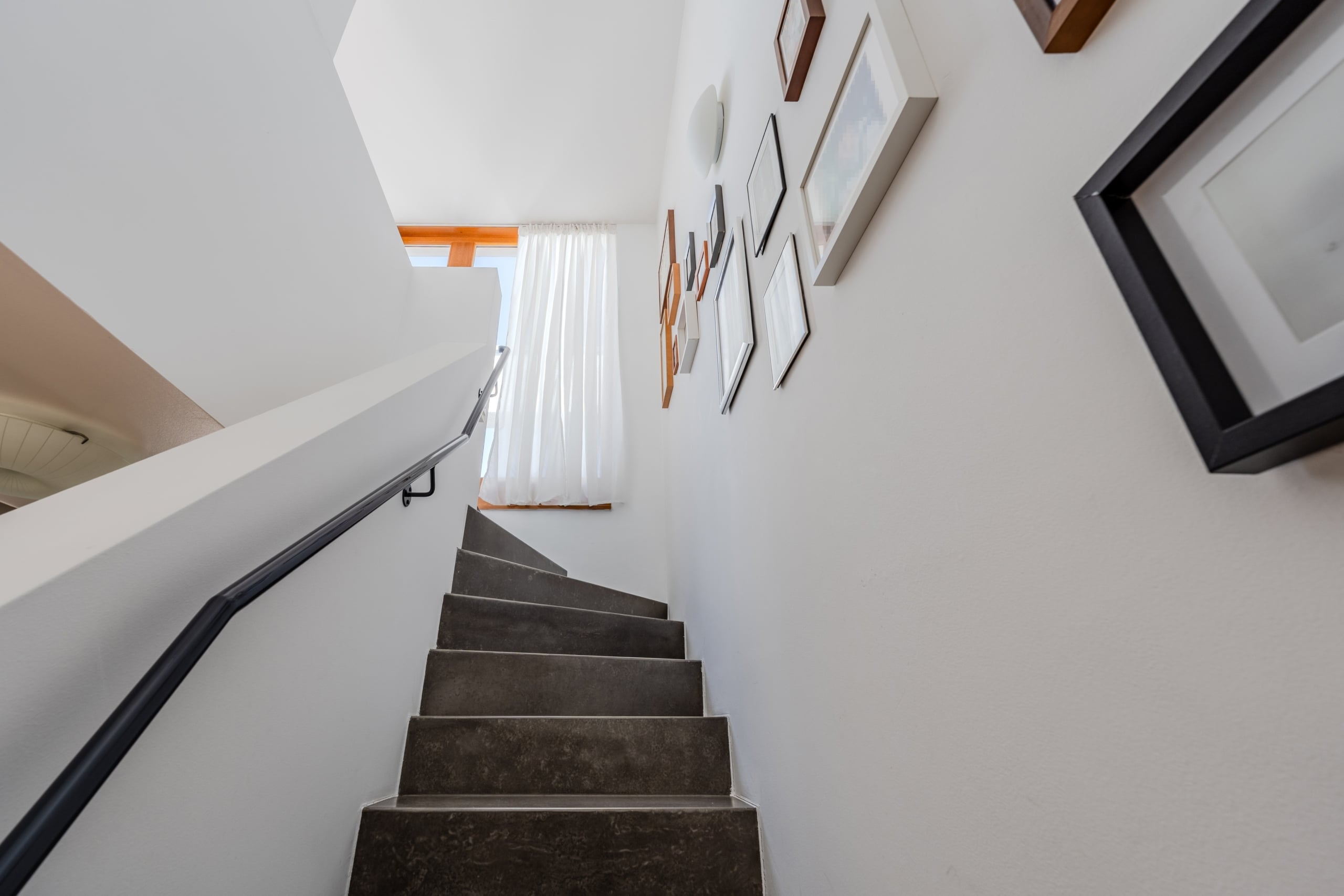 Eleganter Treppenaufgang mit Tageslicht und klarer Linienführung