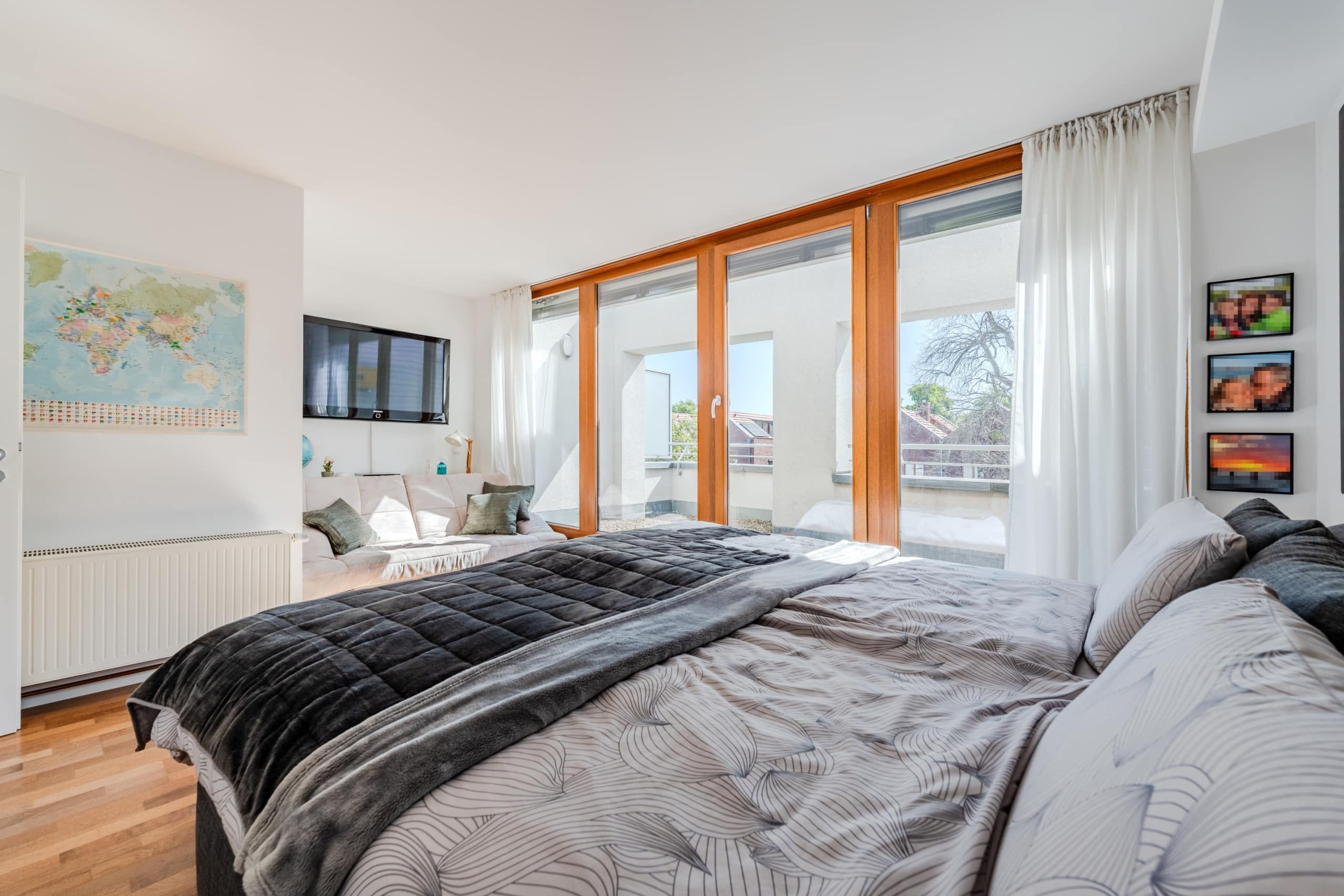 Weitläufiges Elternschlafzimmer mit Terrassenzugang und zusätzlichem Sitzbereich