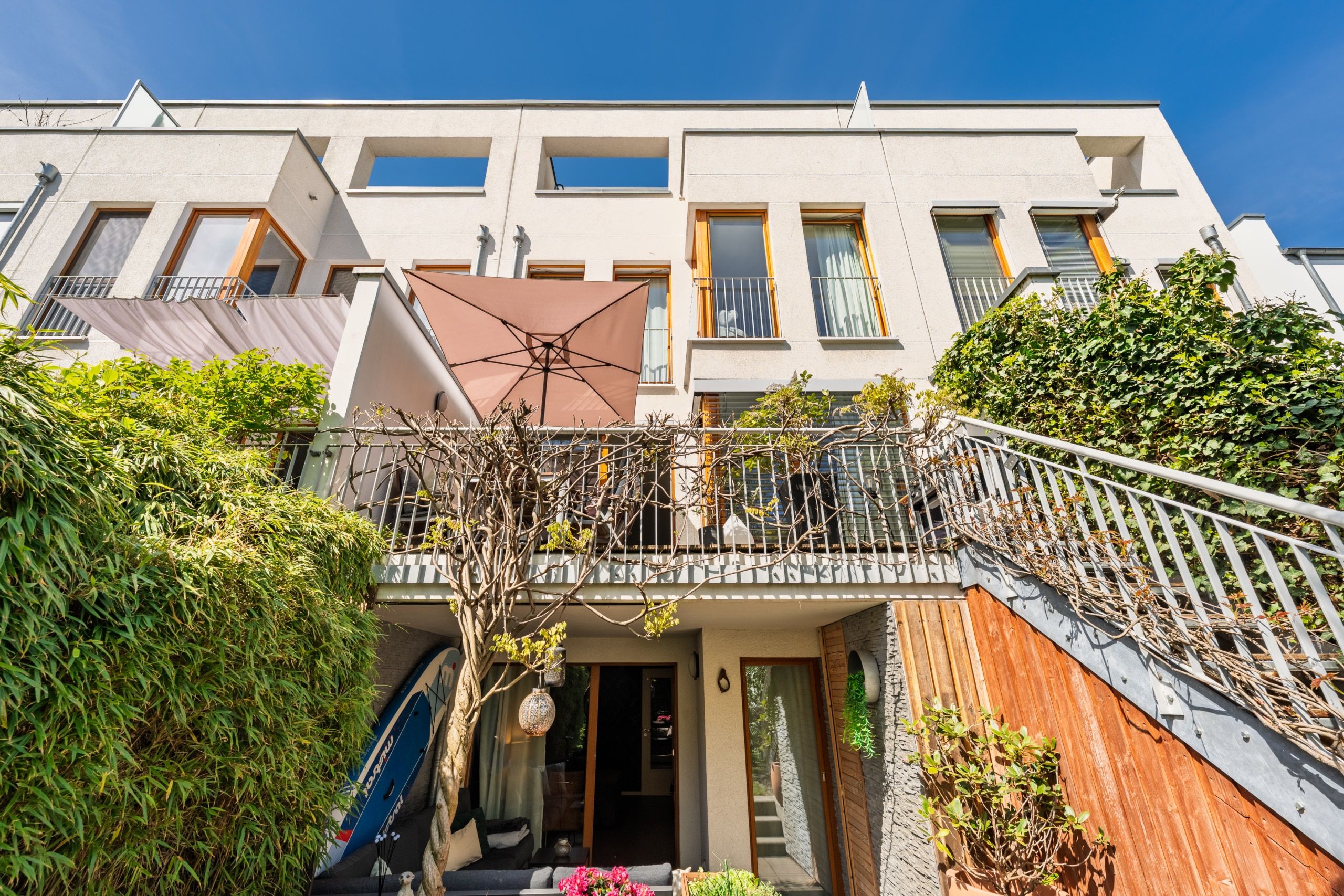 Direkter Zugang von Garten zur Terrasse über eine Außentreppe