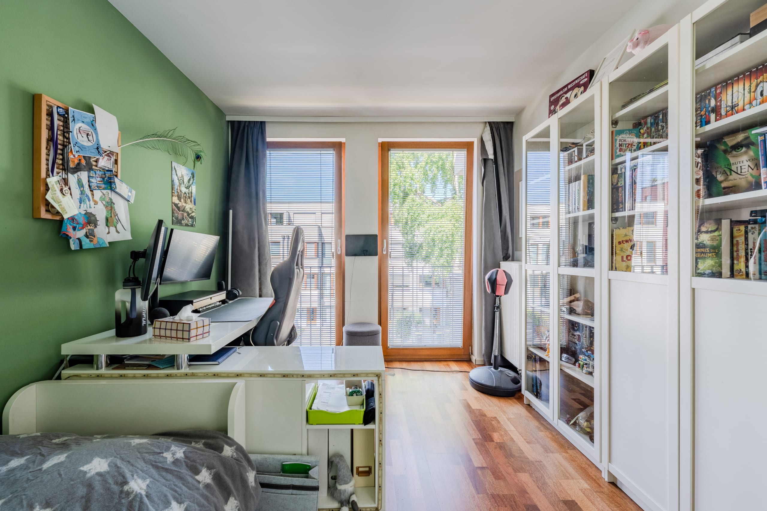 Großzügiges Kinderzimmer mit Platz für Bett und Arbeitsbereich