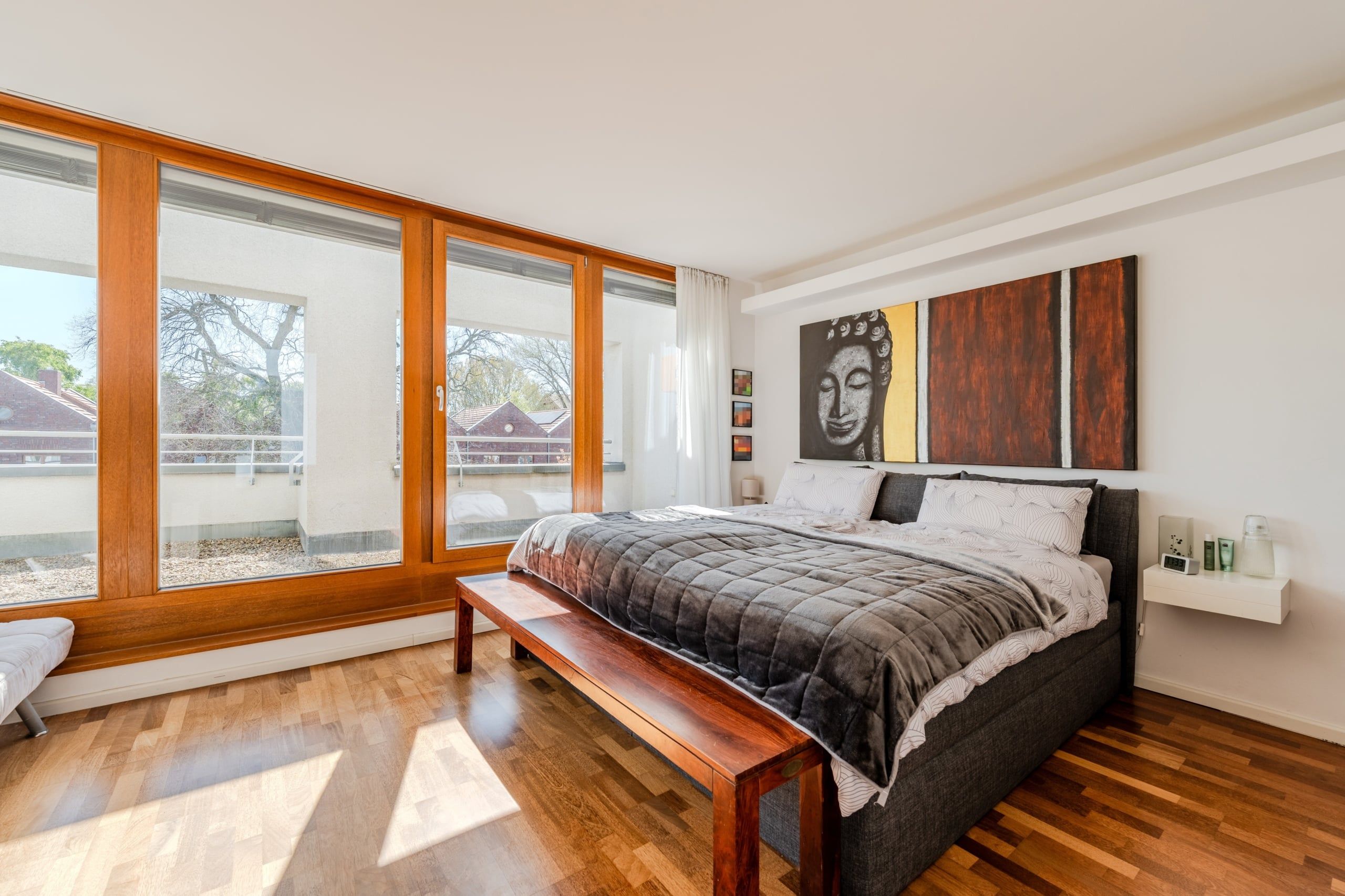 Großzügiges Schlafzimmer mit bodentiefer Fensterfront und Terrassenzugang