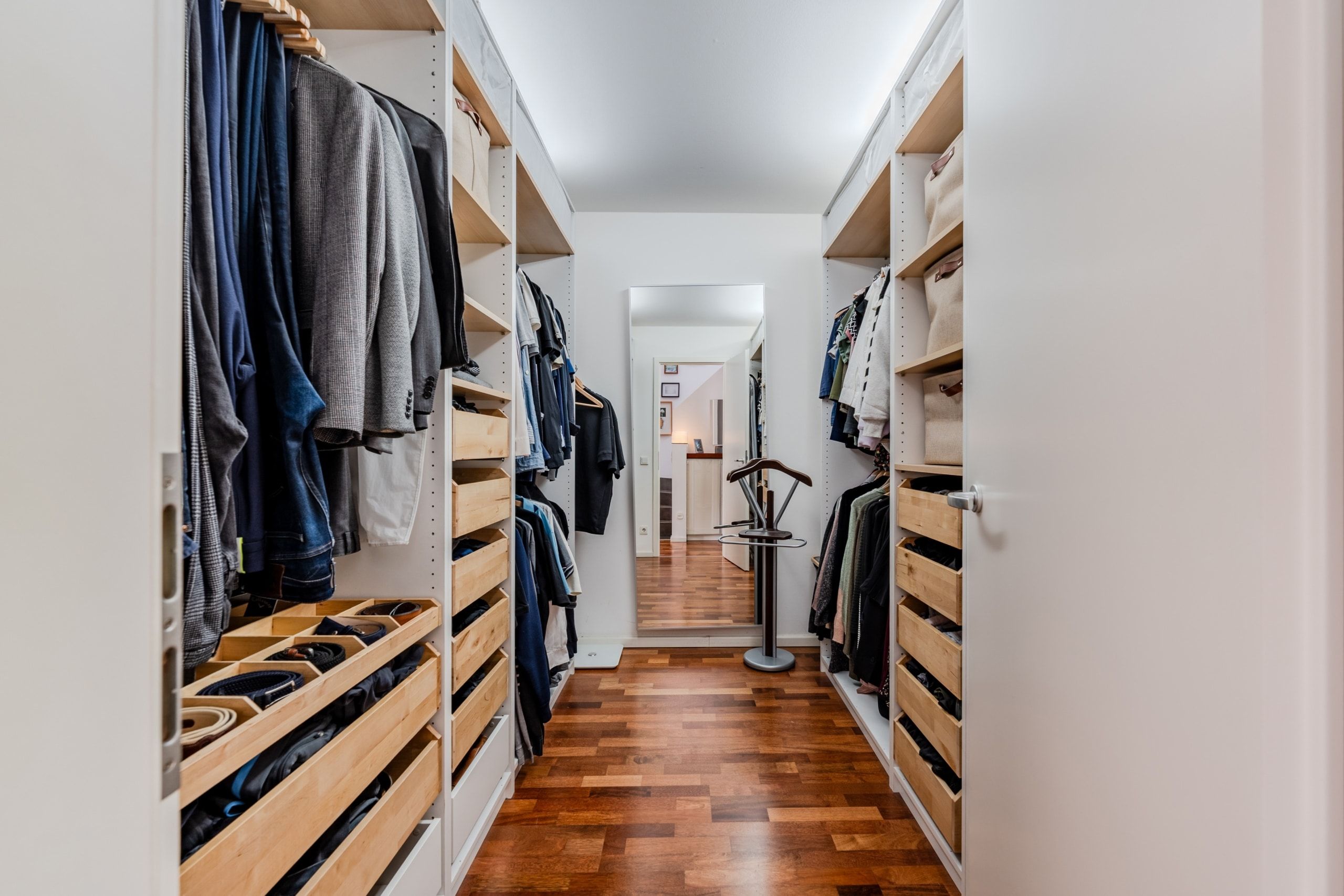 Hochwertiger Stauraum mit viel Platz für Kleidung und Accessoires