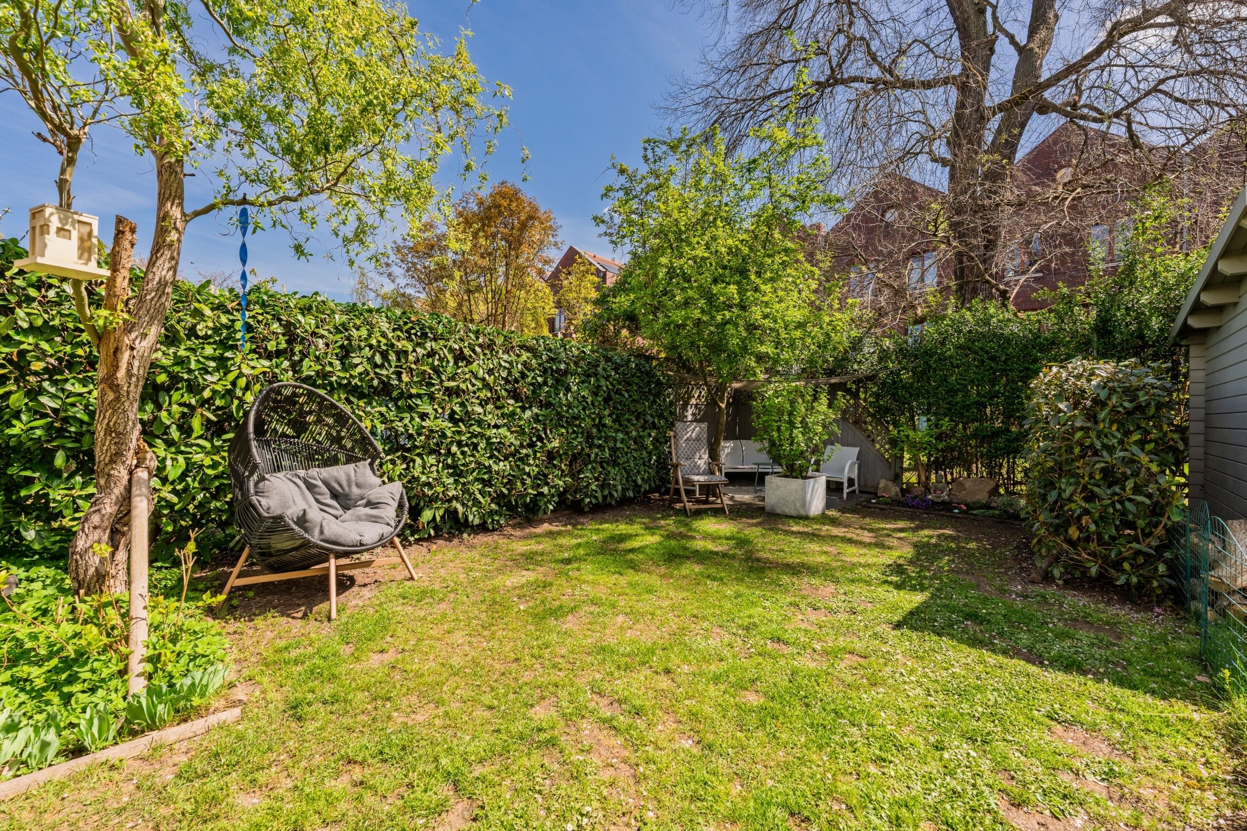 Rückzugsort im Garten mit natürlicher Beschattung und viel Grün
