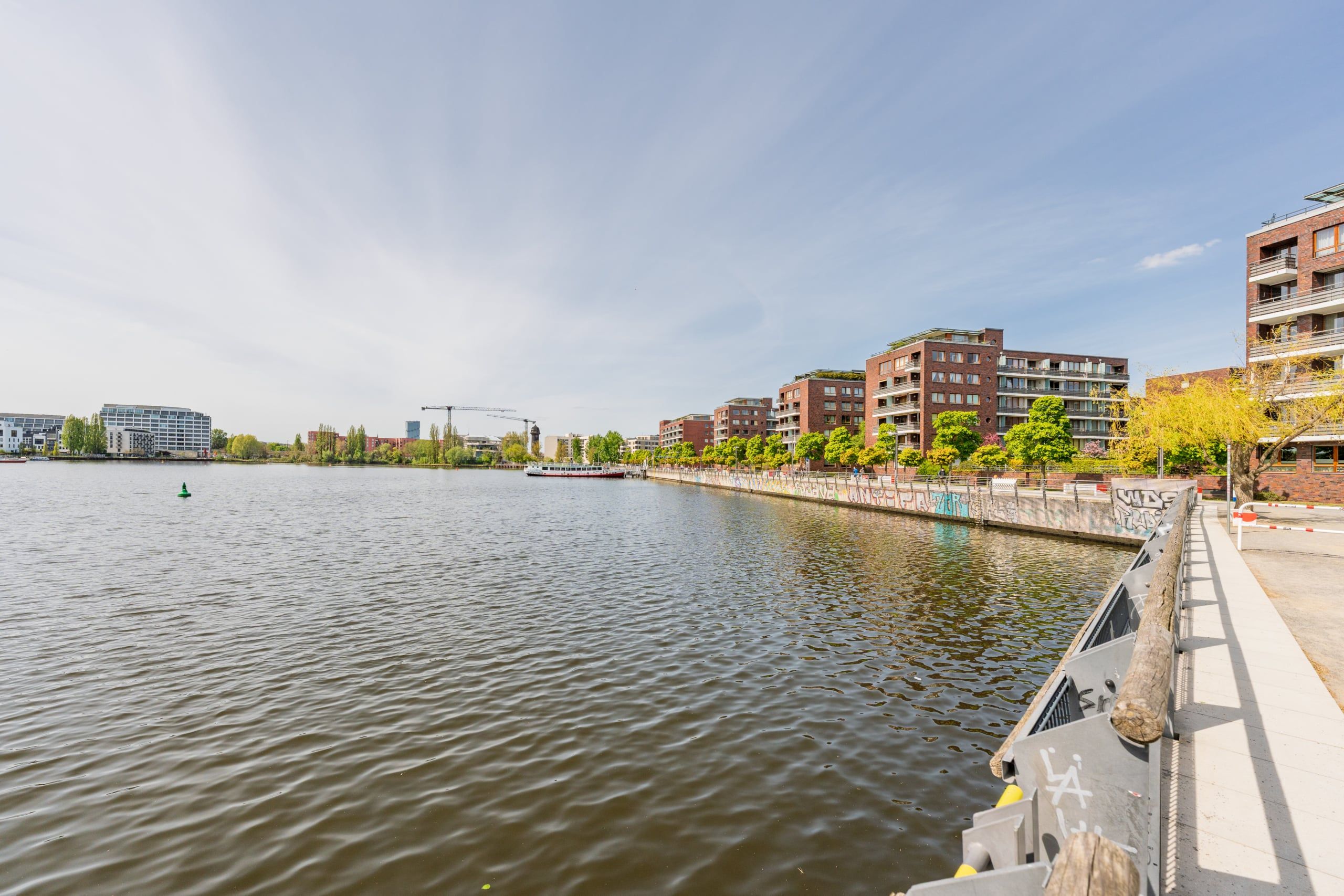 Uferpromenade mit freiem Blick über das Wasser