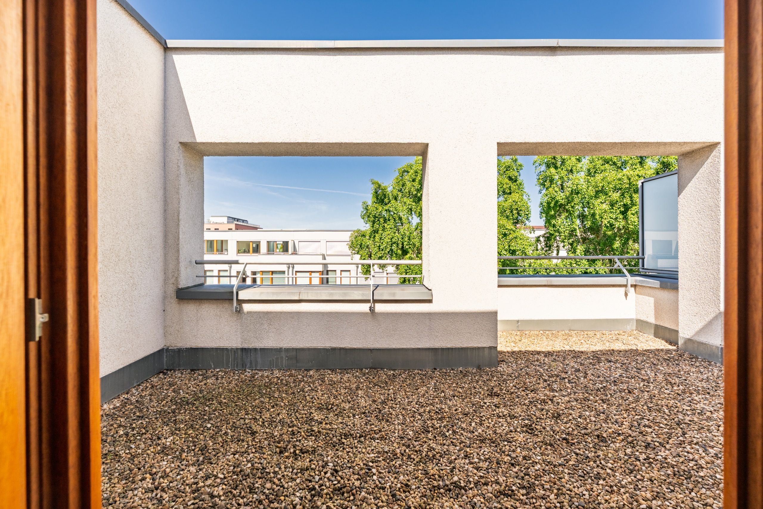 Sonnige Dachterrasse mit freiem Blick und klarer Architektur