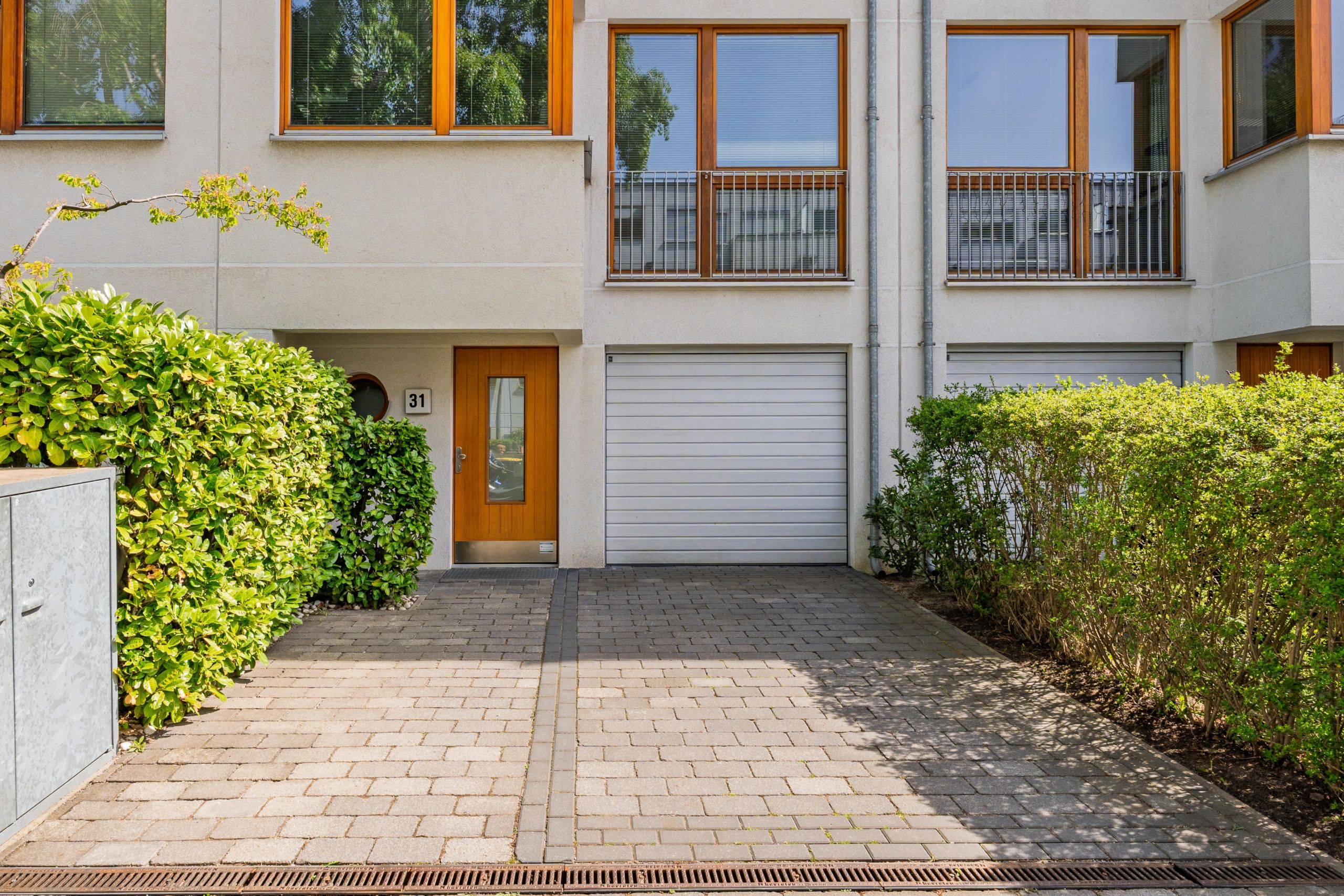Moderne Fassade mit großzügigen Fensterflächen