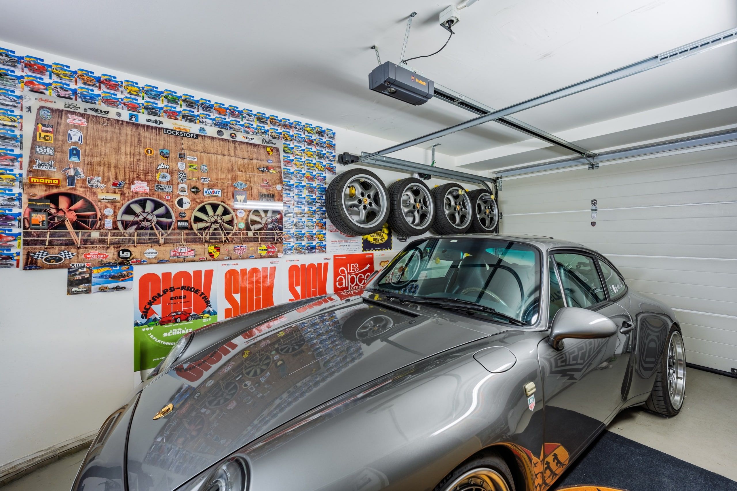 Komfortable Garage mit direktem Hauszugang und Platz für Fahrzeug und Zubehör