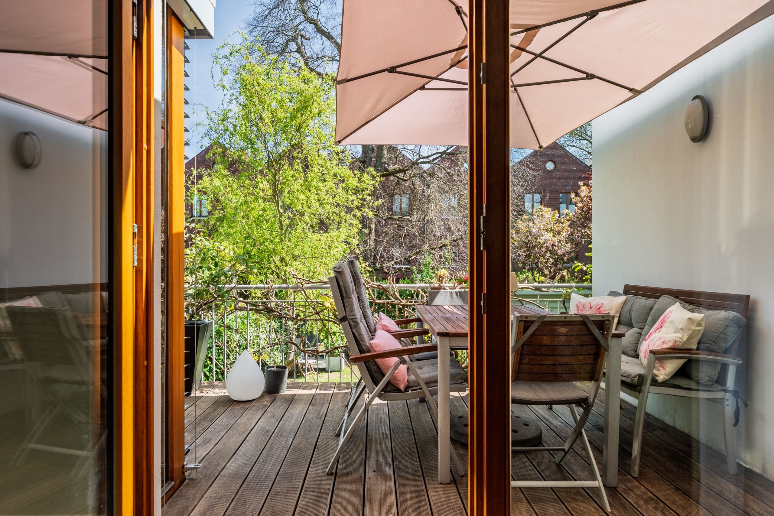 Terrasse als Erweiterung des Wohnraums mit viel Licht und Offenheit