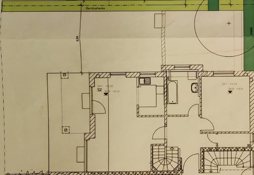 Plan parteru w widoku z góry, z łazienką, schodami, wejściem i częścią ogrodową