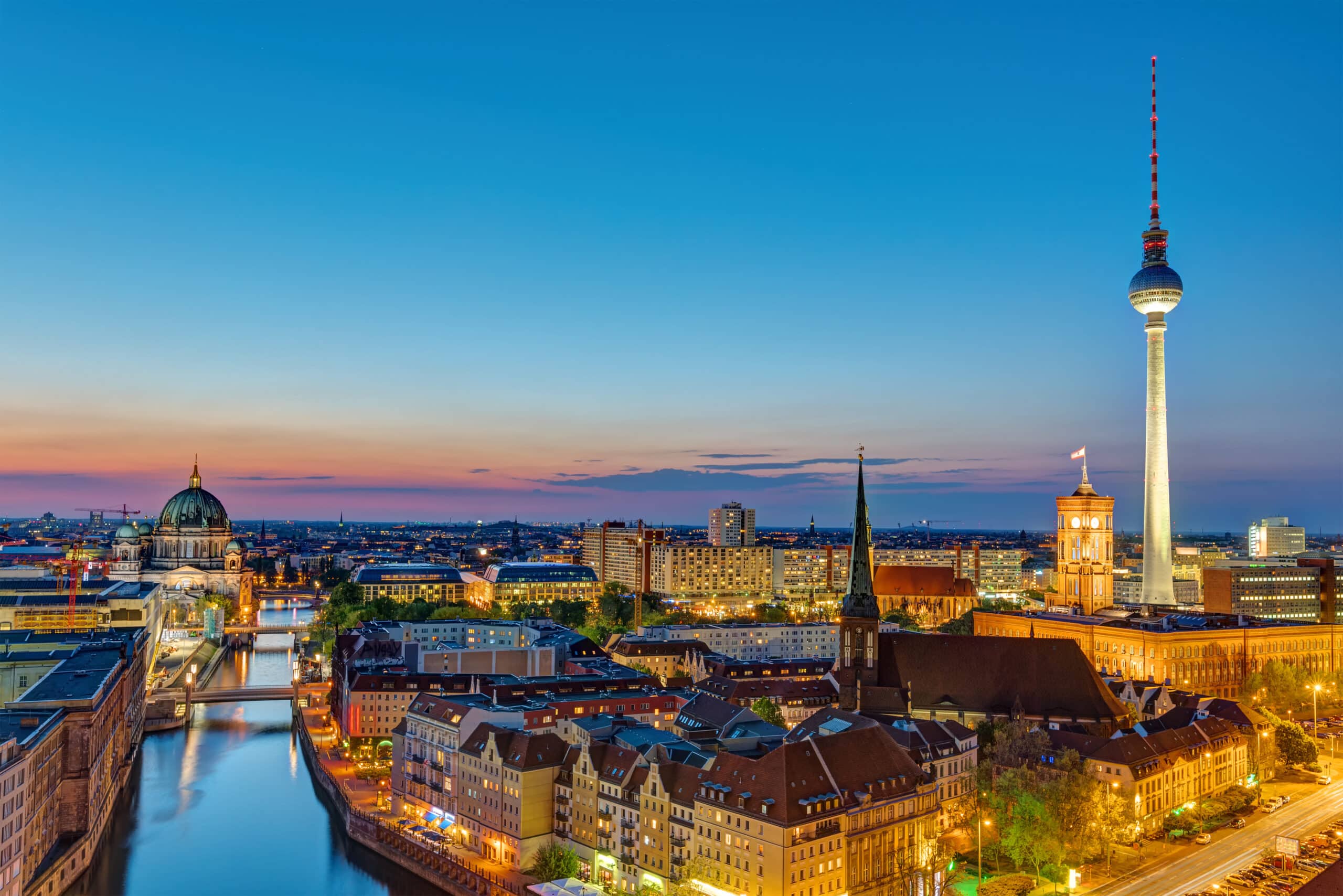 Luftaufnahme des Berliner Stadtzentrums bei Abenddämmerung mit Spree, Berliner Dom und Fernsehturm im Blick