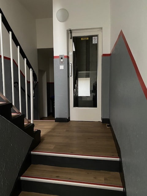 Treppenhaus mit privatem Aufzug - Schöne, vermietete 3-Zimmer-Wohnung in ruhiger Toplage mit Blick in Gartenoase.