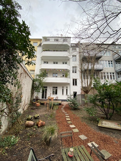 Altbau-Mehrfamilienhaus mit Garten und Balkonen - Schöne, vermietete 3-Zimmer-Wohnung in ruhiger Toplage mit Blick in Gartenoase.