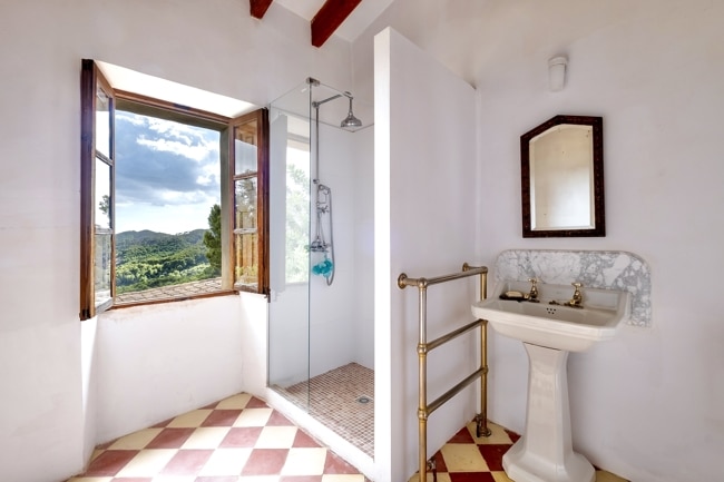 Rustikales Landhausbad mit Bergblick - Mallorquinische Finca in einzigartiger Lage mit 5 Schlafzimmern, Gästehaus und Pool zu verkaufen