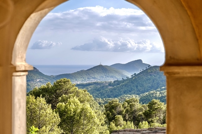 Blick aufs Mittelmeer durch Rundbogen - Mallorquinische Finca in einzigartiger Lage mit 5 Schlafzimmern, Gästehaus und Pool zu verkaufen