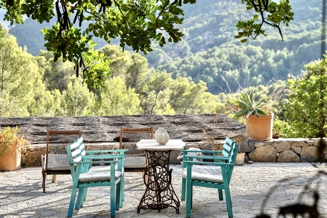 Außenterrasse mit Sitzgruppe und Panoramablick - Mallorquinische Finca in einzigartiger Lage mit 5 Schlafzimmern, Gästehaus und Pool zu verkaufen