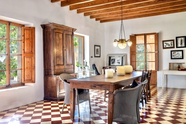 Mediterranes Finca-Esszimmer mit Kachelboden - Mallorquinische Finca in einzigartiger Lage mit 5 Schlafzimmern, Gästehaus und Pool zu verkaufen