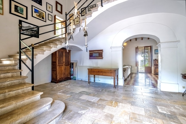 Mediterrane Landhausvilla mit Naturstein-Foyer - Mallorquinische Finca in einzigartiger Lage mit 5 Schlafzimmern, Gästehaus und Pool zu verkaufen