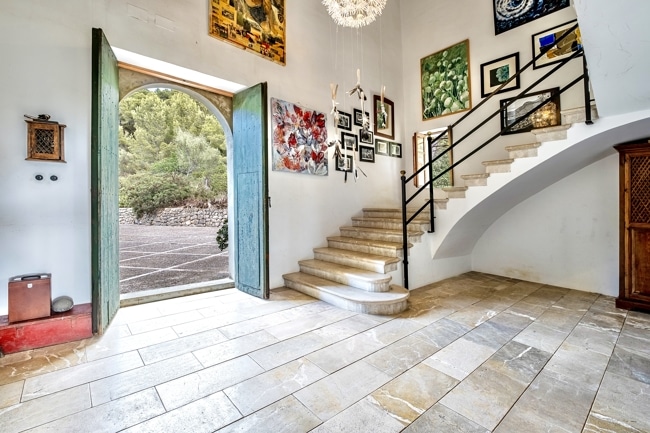 Mediterrane Villa Diele mit Freitreppe und Portaltür - Mallorquinische Finca in einzigartiger Lage mit 5 Schlafzimmern, Gästehaus und Pool zu verkaufen