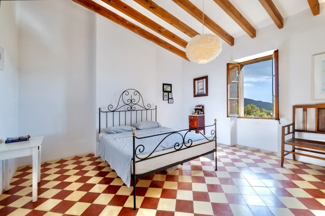 Mediterranes Schlafzimmer in Fincahaus mit Bergblick - Mallorquinische Finca in einzigartiger Lage mit 5 Schlafzimmern, Gästehaus und Pool zu verkaufen