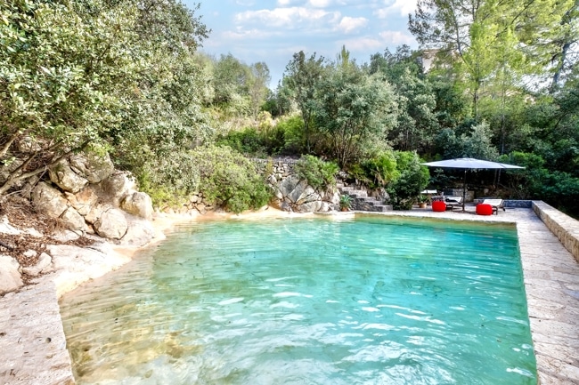 Mediterraner Natursteinpool mit Loungebereich - Mallorquinische Finca in einzigartiger Lage mit 5 Schlafzimmern, Gästehaus und Pool zu verkaufen
