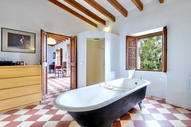 Landhaus-Badezimmer mit freistehender Wanne und Holzbalken - Mallorquinische Finca in einzigartiger Lage mit 5 Schlafzimmern, Gästehaus und Pool zu verkaufen