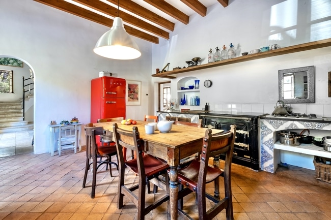 Landhausküche mit rotem Retro-Kühlschrank und Holzbalken - Mallorquinische Finca in einzigartiger Lage mit 5 Schlafzimmern, Gästehaus und Pool zu verkaufen