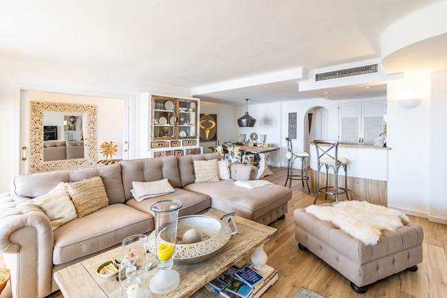 Offenes Wohnzimmer mit Bartheke und Essbereich - Wohnung in Cala Fornells zu verkaufen: Großes Apartment mit 180º Meerblick und 60 m2 Terrasse.