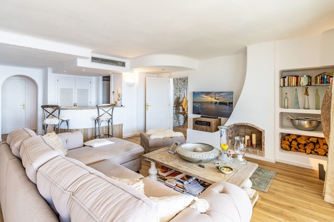 Großzügiger Wohnbereich mit Kaminbar - Wohnung in Cala Fornells zu verkaufen: Großes Apartment mit 180º Meerblick und 60 m2 Terrasse.