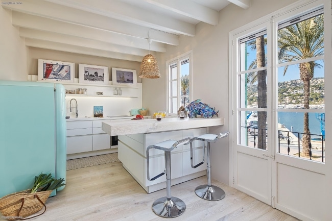 Helle Küstenwohnung mit Meerblick und Kücheninsel - Puerto de Andratx: modern renoviertes Apartment in Port Andratx in erster Meerslinie zur Miete