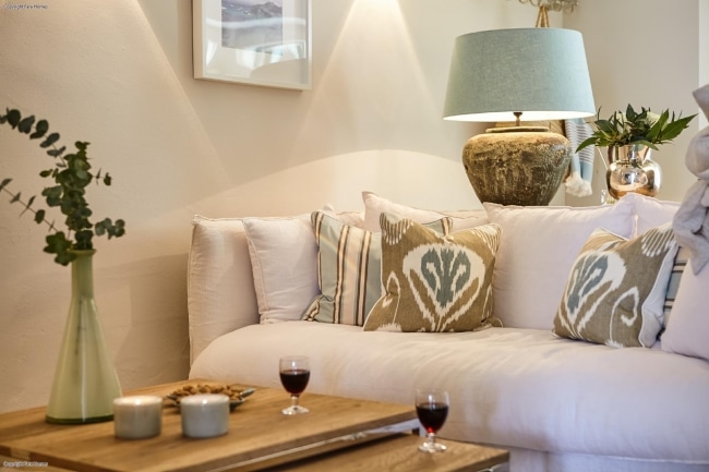 Gemütliches Wohnzimmer mit Dekokissen - Puerto de Andratx: modern renoviertes Apartment in Port Andratx in erster Meerslinie zur Miete