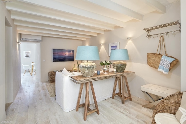 Helle Landhauswohnung mit Holzbalkendecke - Puerto de Andratx: modern renoviertes Apartment in Port Andratx in erster Meerslinie zur Miete