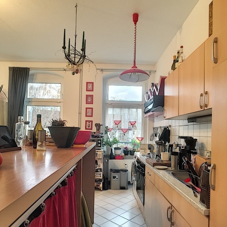 Helle Einbauküche in Altbauwohnung - Schöne Maisonnette-Wohnung mit großem Süd-Balkon nahe HTW