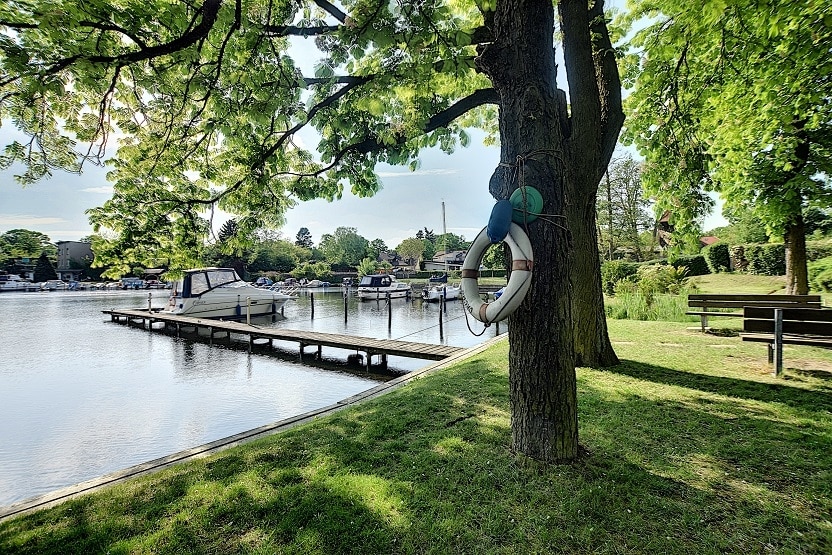 Uferpark mit Bootssteg und Rettungsring - Etagenwohnung in Berlin , Müggelheim (Köpenick)
