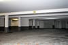 Innenansicht einer hellen Tiefgarage mit nummerierten Stellplätzen grauen Stützsäulen und Betonboden