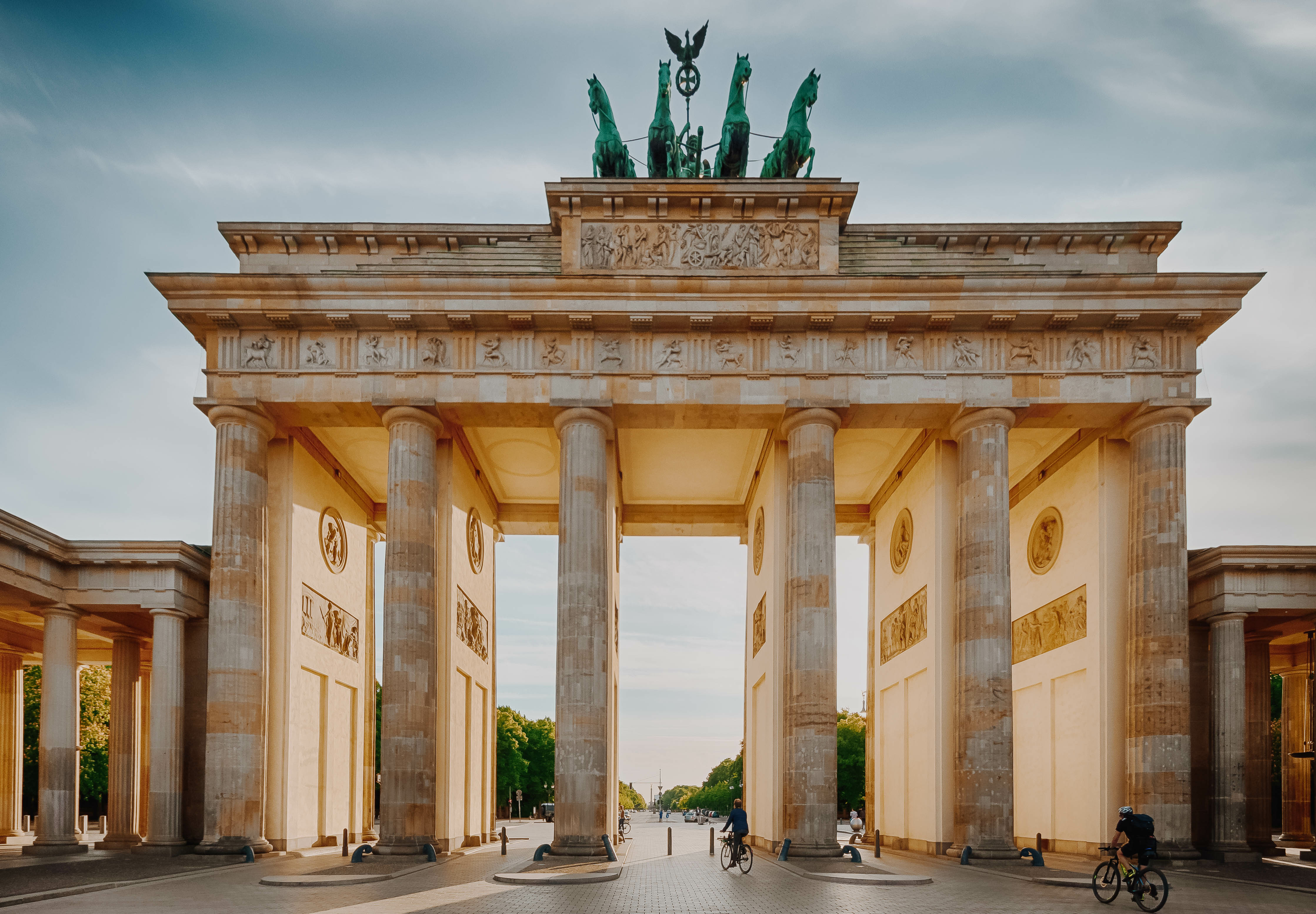 Frontansicht des Brandenburger Tors mit sechs Säulen und Quadriga in Berlin