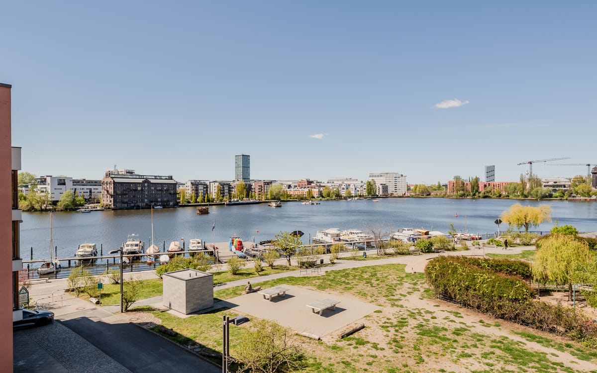 Rummelsburger Bucht in Berlin mit Blick über das Wasser