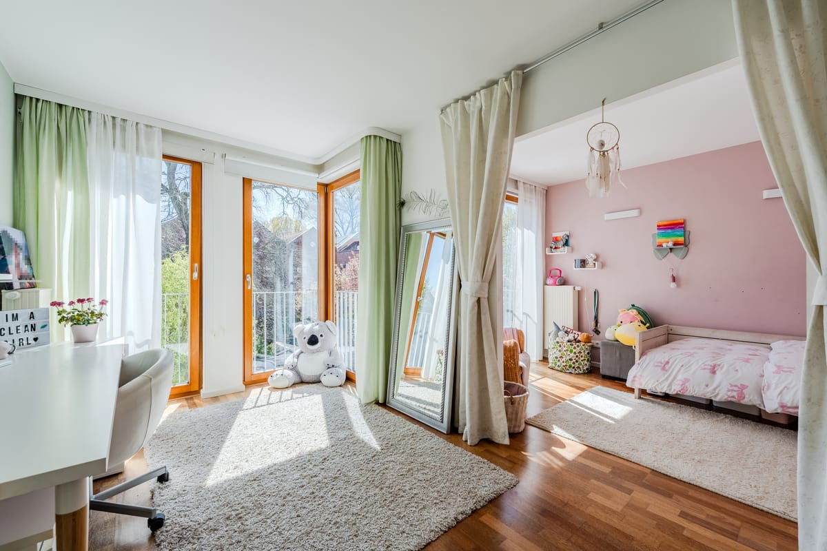 Amplia habitación infantil con zona de descanso y zona de juegos separadas