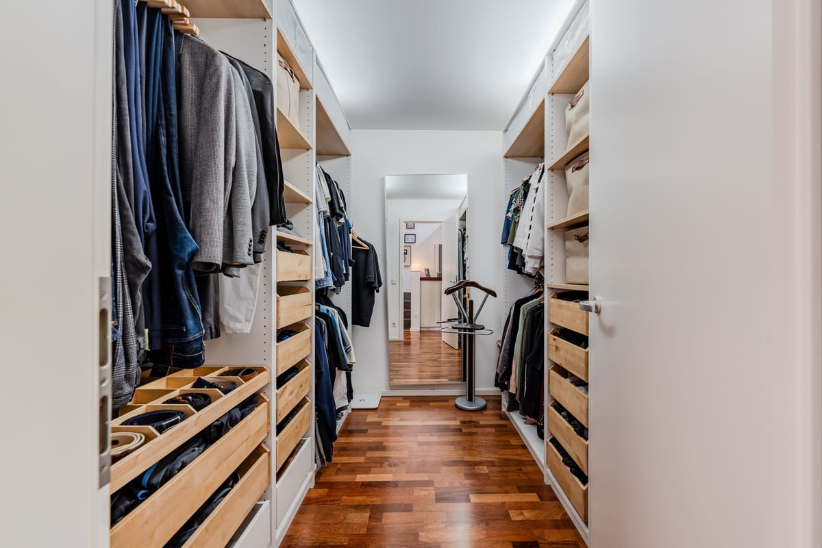 Espacio de almacenamiento de alta calidad con mucho sitio para la ropa y los complementos