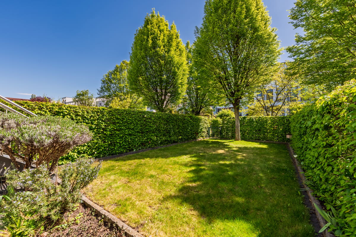 Ruhiger Gartenbereich mit viel Grün und geschützter Lage