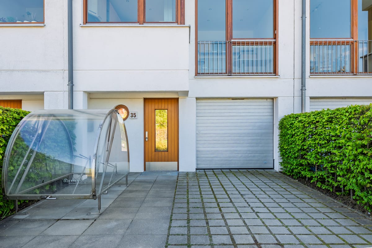 Privater Zugang mit integrierter Garage und praktischem Fahrradstellplatz